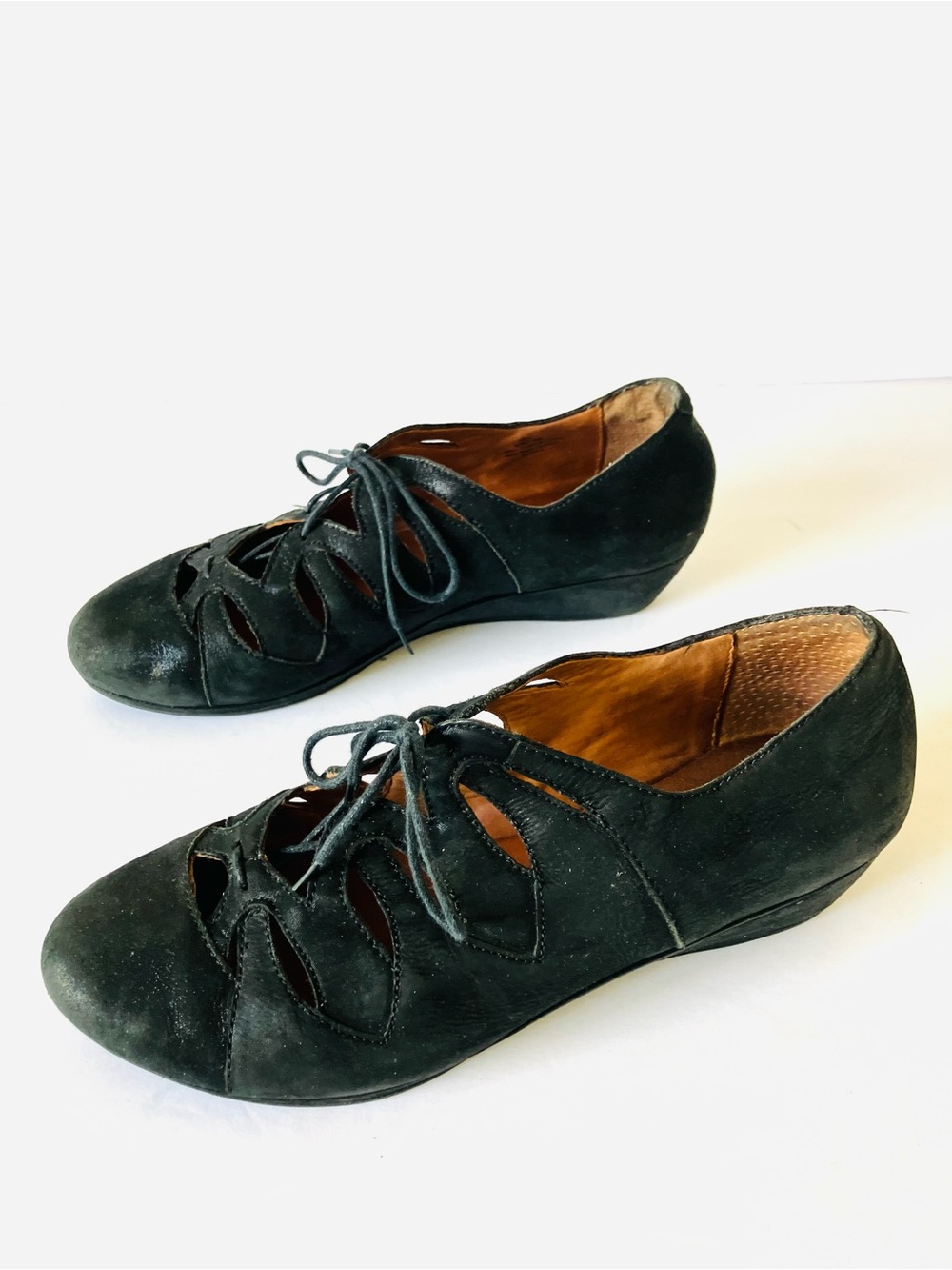 Gentle Souls Kenneth Cole Black “NYE” Nubuck Lace Up Wedge Heel


Women’s Size 9